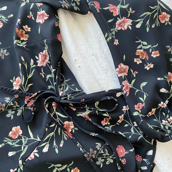 Soprano Long Sleeve Wrap Top (Size L) - Picture 3 of 4